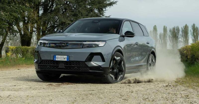 Opel Grandland AWD: la SUV elettrica a trazione integrale da 325 CV che punta tutto sul comfort