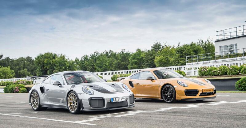 Porsche brevetta le strisce da corsa che appaiono in modalit&agrave; Sport: la carrozzeria diventa un display