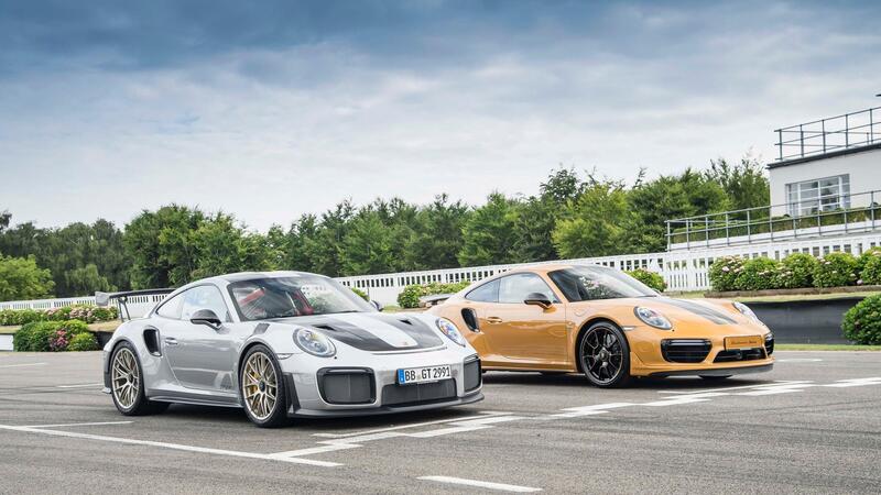 Porsche brevetta le strisce da corsa che appaiono in modalit&agrave; Sport: la carrozzeria diventa un display