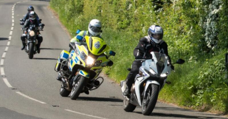 La polizia di Norfolk invita gli automobilisti: prestate attenzione ai motociclisti! 