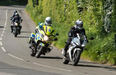 La polizia di Norfolk invita gli automobilisti: prestate attenzione ai motociclisti! 