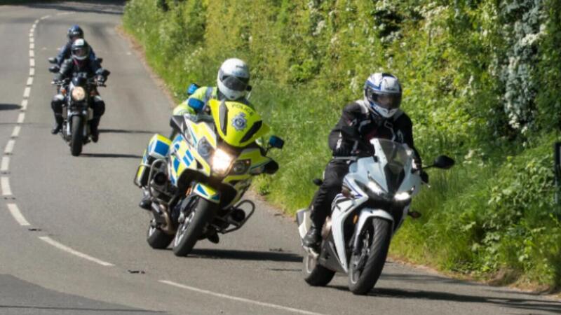 La polizia di Norfolk invita gli automobilisti: prestate attenzione ai motociclisti! 