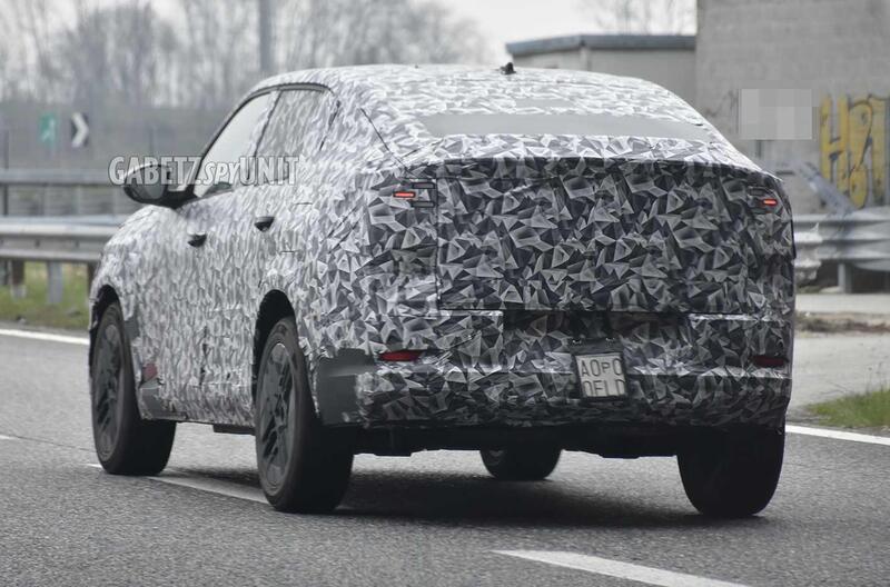 Stellantis, Fiat Fastback in arrivo: il prototipo sulle strade torinesi svela le forme definitive [Foto Spia]