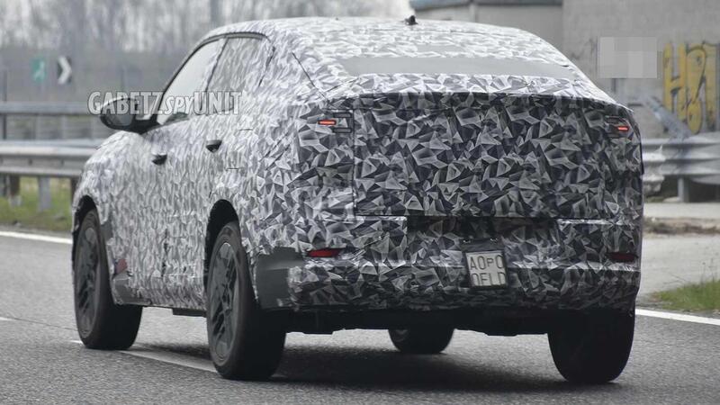 Stellantis, Fiat Fastback in arrivo: il prototipo sulle strade torinesi svela le forme definitive [Foto Spia]