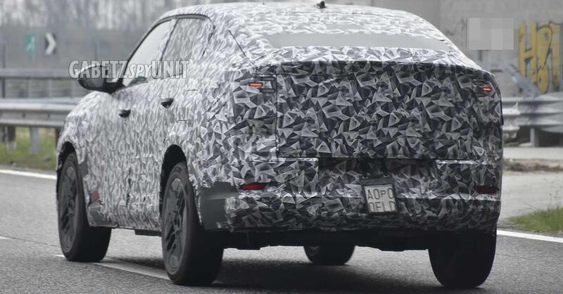 Stellantis, Fiat Fastback in arrivo: il prototipo sulle strade torinesi svela le forme definitive [Foto Spia]