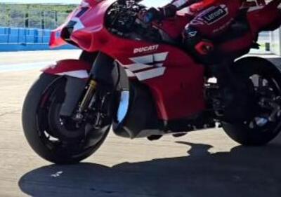 MotoGP 2026. Più snella, senza abbassatore: Michele Pirro ha provato la MotoGP 850 cc Ducati a Misano