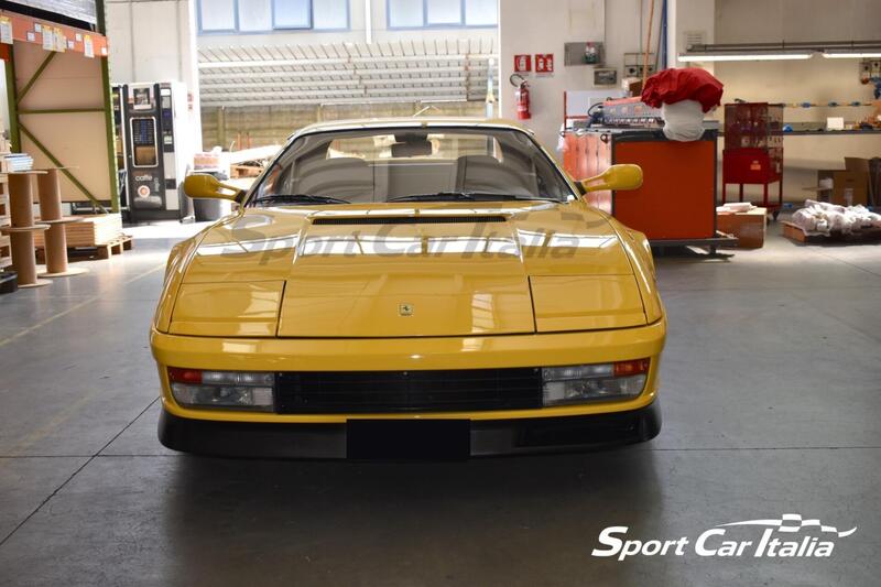 Ferrari Testarossa d'epoca a Ferrara