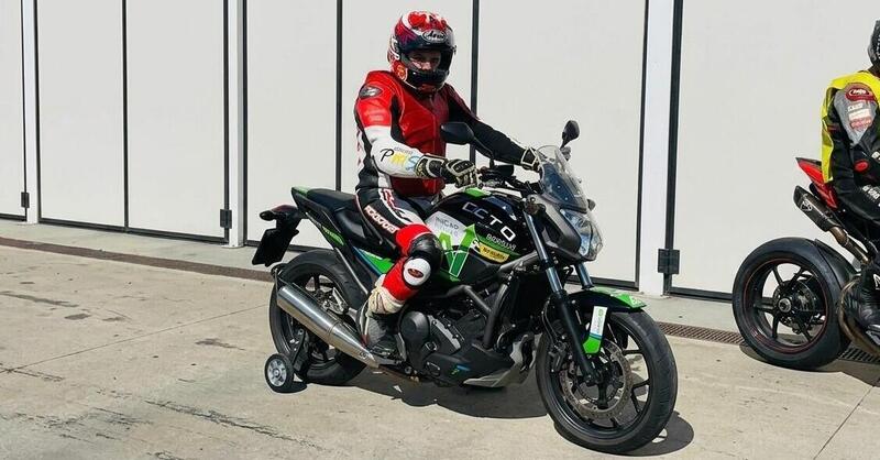 Da quarant'anni in pista, poi un pino lo mette in sedia a rotelle. Ora torna a correre