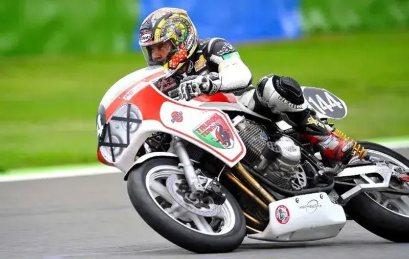 Giorgio Cantalupo in piega sulla Suzuki nel campionato Endurance Classic