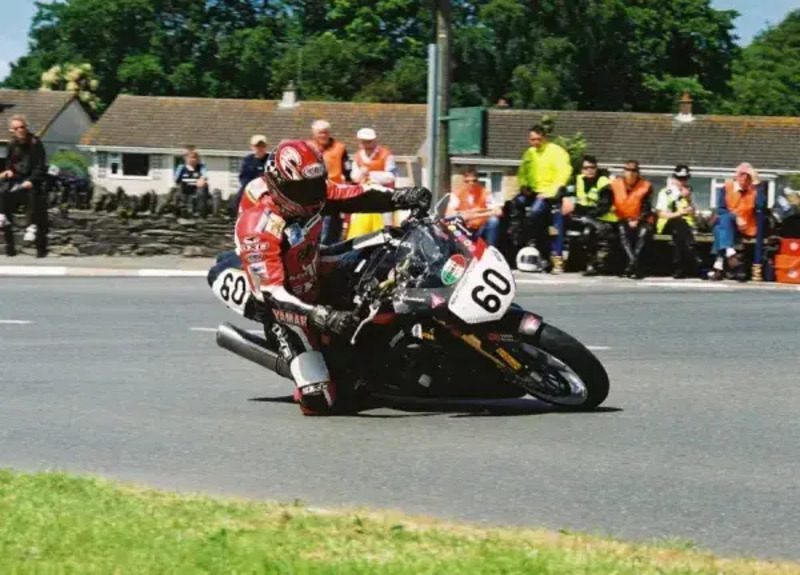 Giorgio Cantalupo al TT 2004 con l'Aprilia Tuono