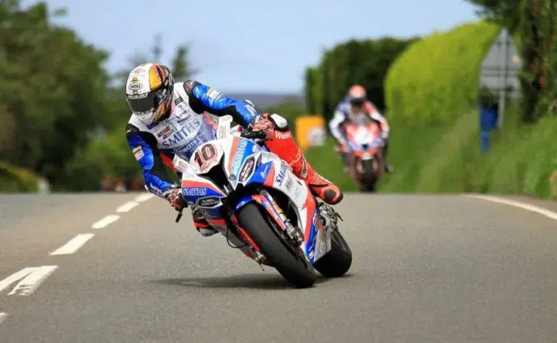 Peter Hickman in azione nel 2019 al TT