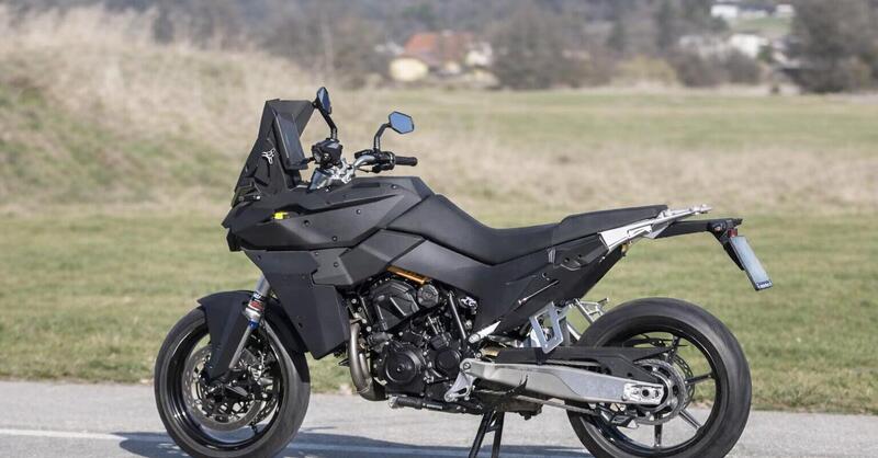 KTM prepara la 990 SMT: avvistata su strada, il debutto &egrave; vicino