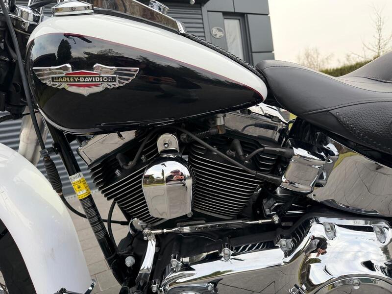 Harley-Davidson 1584 Deluxe (2007 - 08) - FLSTN (2)