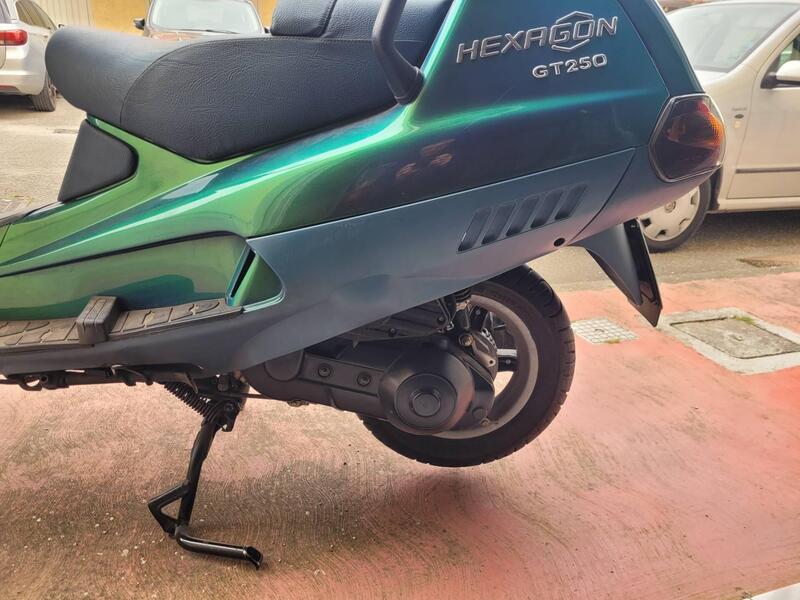 Piaggio Hexagon 250 GT (4)