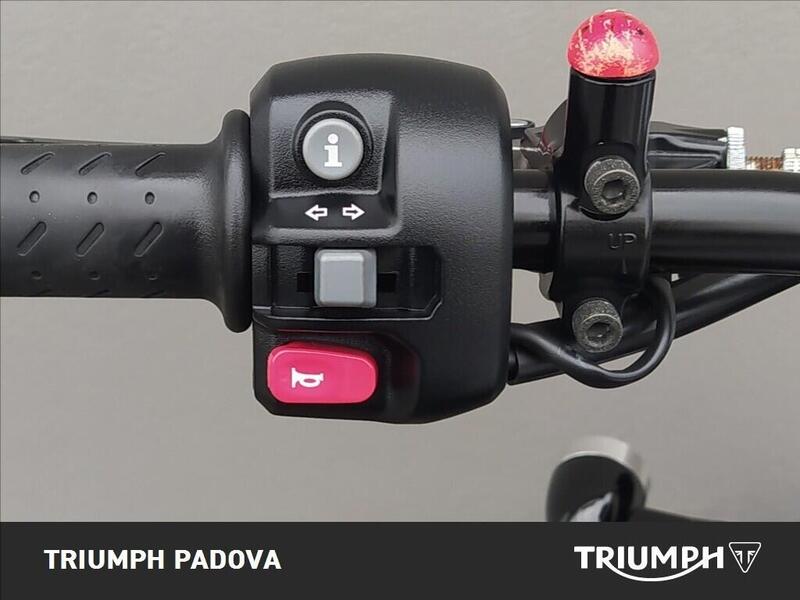 Triumph Street Twin 900 (2016) (12)