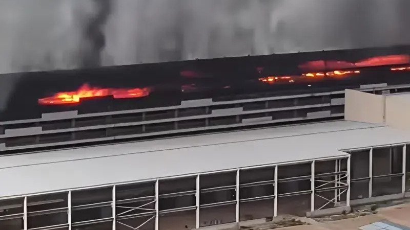 BYD, Incendio nello stabilimento di Shenzhen: fiamme in un parcheggio di veicoli dismessi, nessun ferito