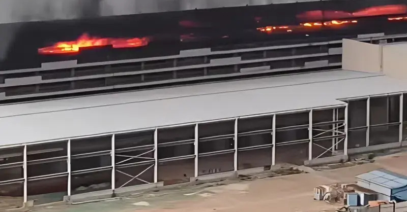 BYD, Incendio nello stabilimento di Shenzhen: fiamme in un parcheggio di veicoli dismessi, nessun ferito