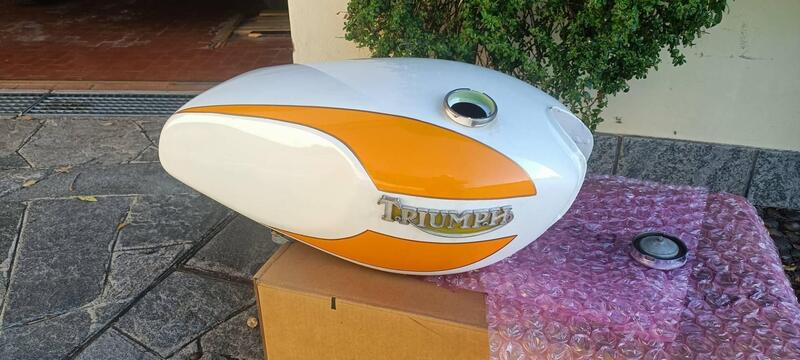 Serbatoio benzina per Triumph Trident T160 (2)