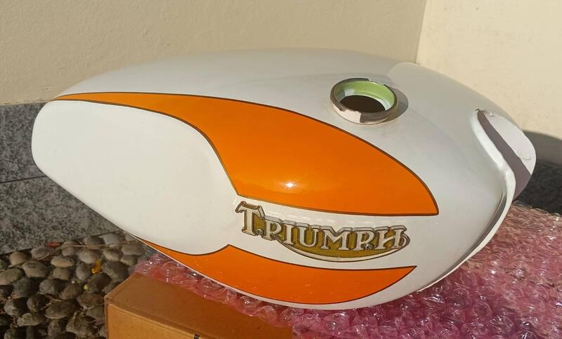Serbatoio benzina per Triumph Trident T160 (4)