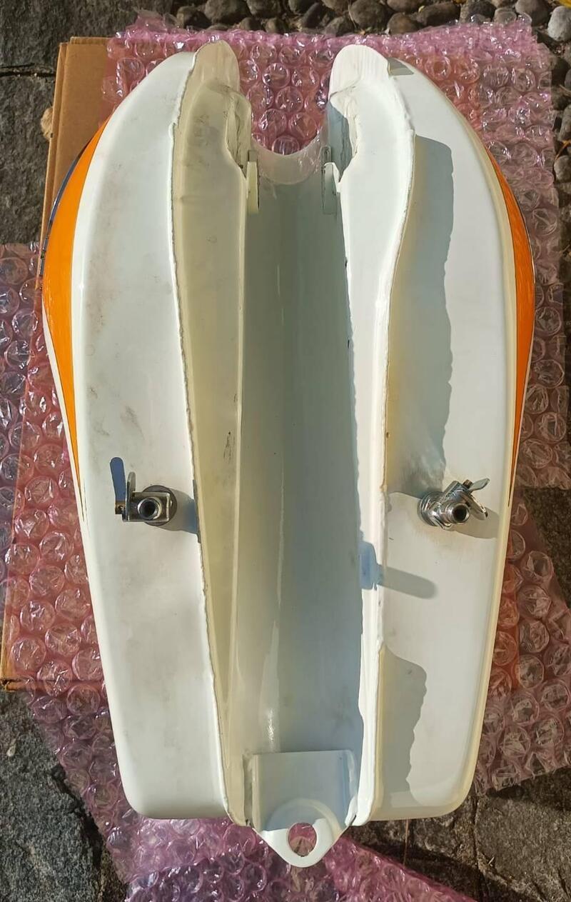 Serbatoio benzina per Triumph Trident T160 (5)