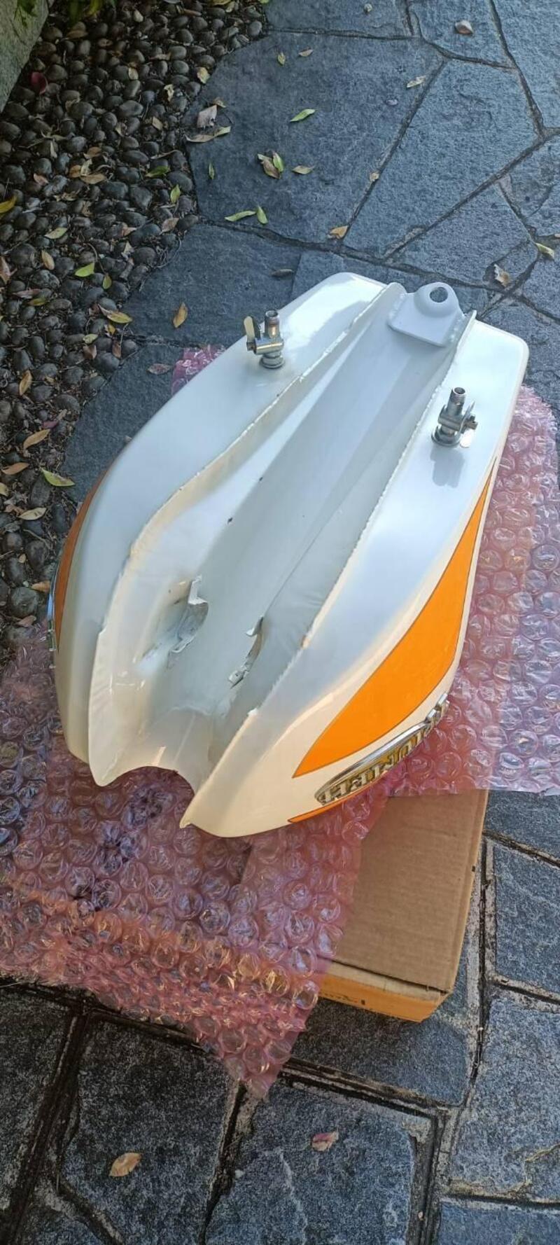 Serbatoio benzina per Triumph Trident T160 (6)