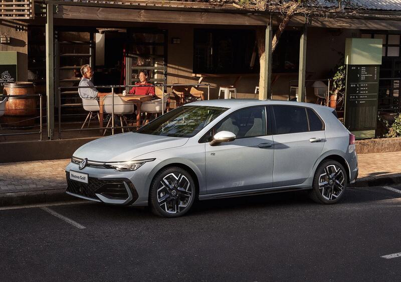 Volkswagen Golf in offerta ad aprile 2026: la Edition Plus parte da 27.900 euro con incentivi fino a 6.000 euro