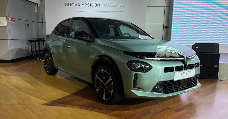 Lancia Ypsilon Turbo 100: debutta la versione benzina da 100 CV con cambio manuale | Prezzi e allestimenti