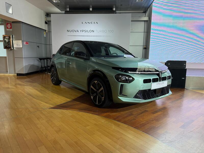 Lancia Ypsilon Turbo 100: debutta la versione benzina da 100 CV con cambio manuale | Prezzi e allestimenti