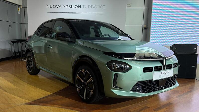 Lancia Ypsilon Turbo 100: debutta la versione benzina da 100 CV con cambio manuale | Prezzi e allestimenti