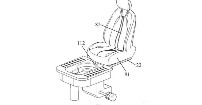 Seres brevetta il WC nascosto in auto: la toilette a scomparsa sotto il sedile che fa sorridere 