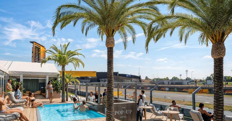 Basta fango, ora il GP si guarda dal bar in piscina: anche Mansell cede al glamour della nuova Silverstone