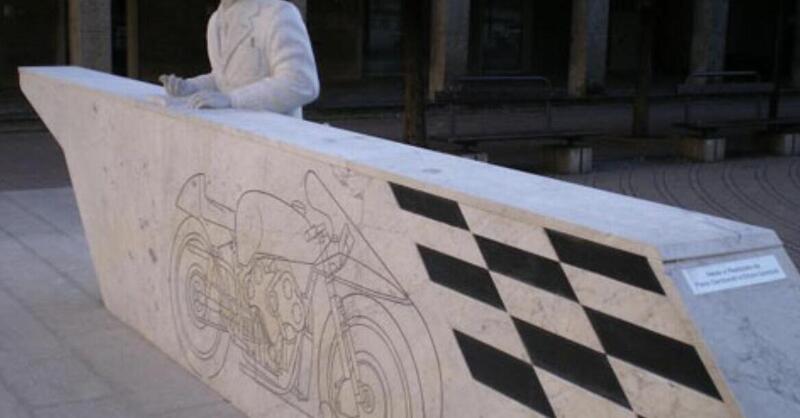 A Mandello si lavora per aggiustare il monumento a Carlo Guzzi