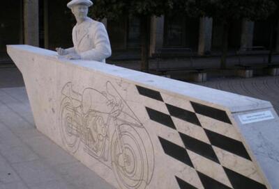 A Mandello si lavora per aggiustare il monumento a Carlo Guzzi