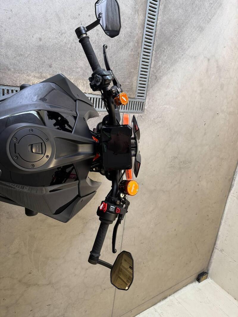 KTM 1290 Super Duke R (2021) (9)