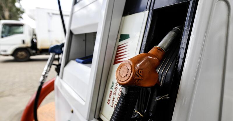 Prezzi benzina e diesel oggi: continua il calo ma resta l&rsquo;incognita di maggio