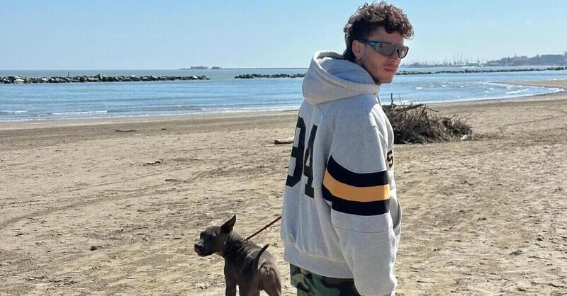 MotoGP 2026. Marco Bezzecchi: "Una volta mi sono rovesciato addosso 20 kg di olio esausto, sembravo uno di quei poveri uccelli che si vedono nei documentari"