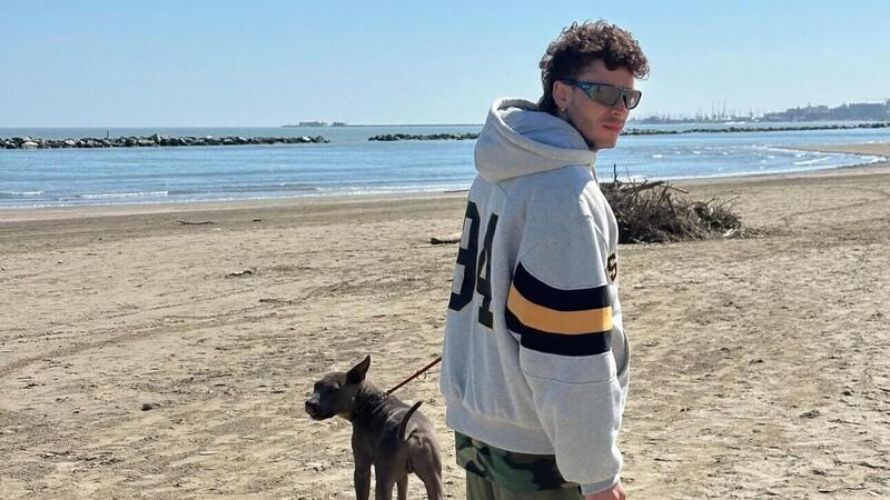 MotoGP 2026. Marco Bezzecchi: "Una volta mi sono rovesciato addosso 20 kg di olio esausto, sembravo uno di quei poveri uccelli che si vedono nei documentari"