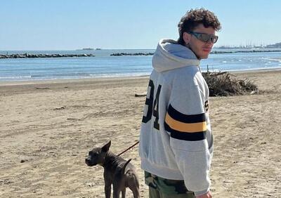 MotoGP 2026. Marco Bezzecchi: Una volta mi sono rovesciato addosso 20 kg di olio esausto, sembravo uno di quei poveri uccelli che si vedono nei documentari