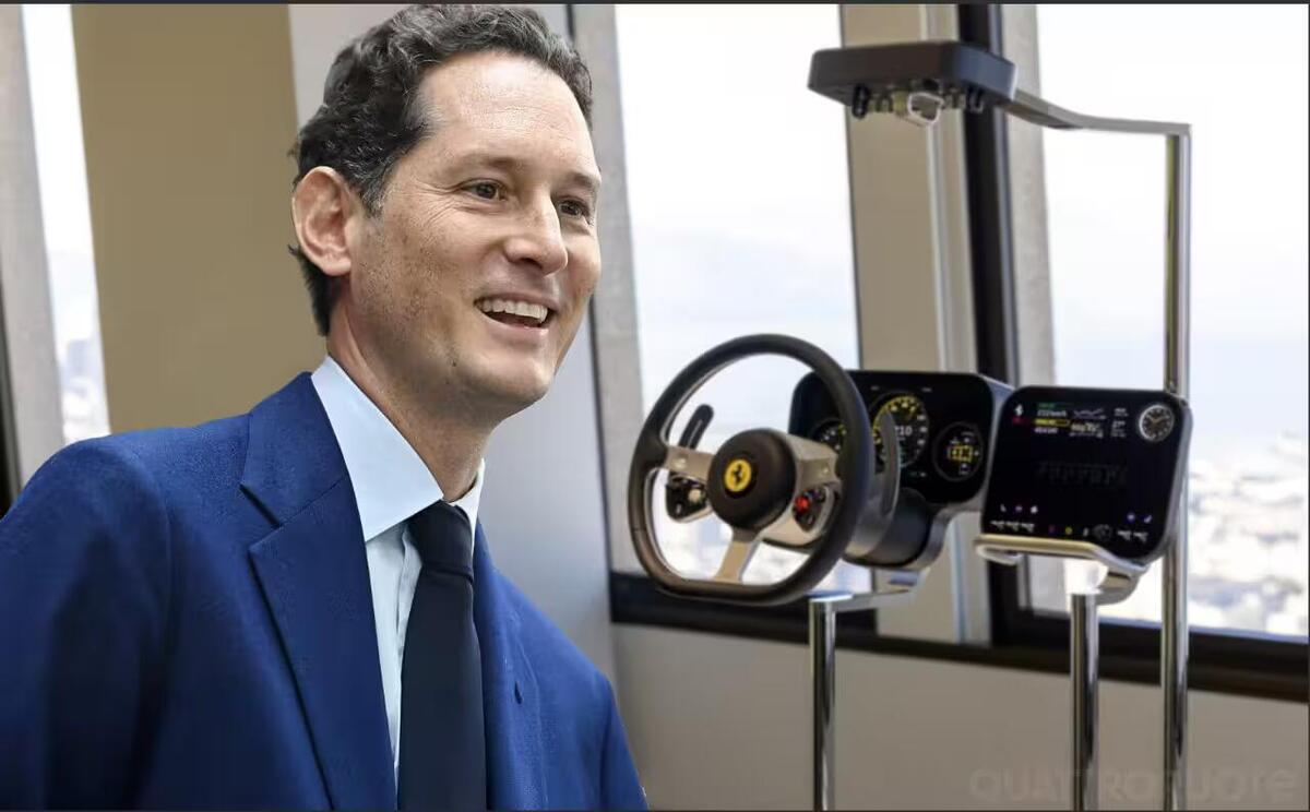 Ferrari non sceglie: Elkann conferma la strategia tra termico, ibrido ed elettrico.