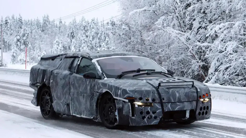 Ferrari non sceglie: Elkann conferma la strategia tra termico, ibrido ed elettrico.