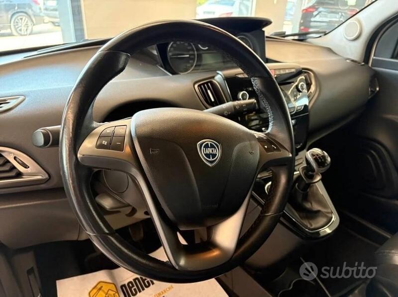 Lancia Ypsilon usata a Caserta (8)