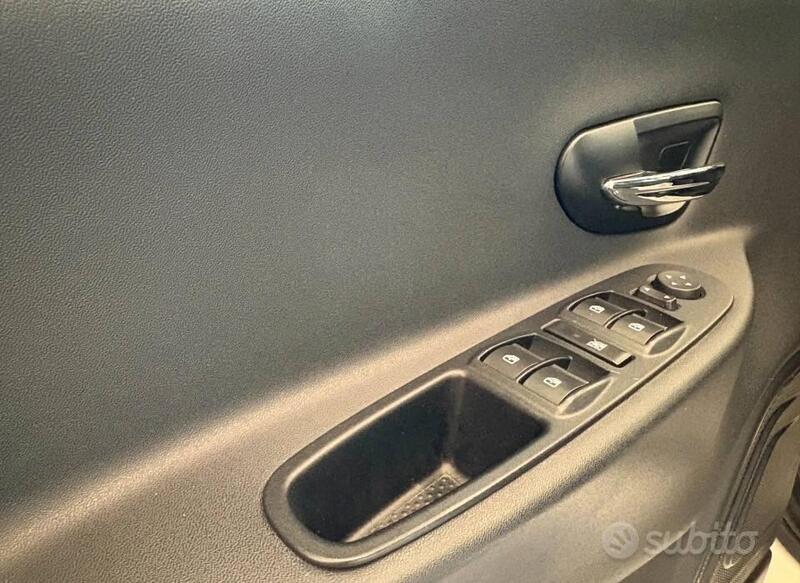 Lancia Ypsilon usata a Caserta (14)