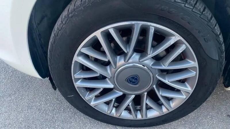 Lancia Ypsilon usata a Caserta (12)