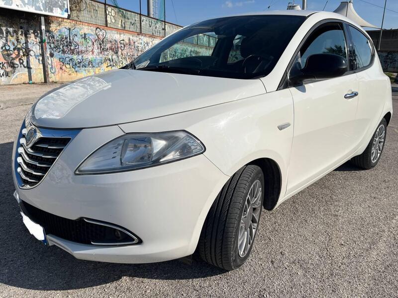Lancia Ypsilon usata a Caserta (9)