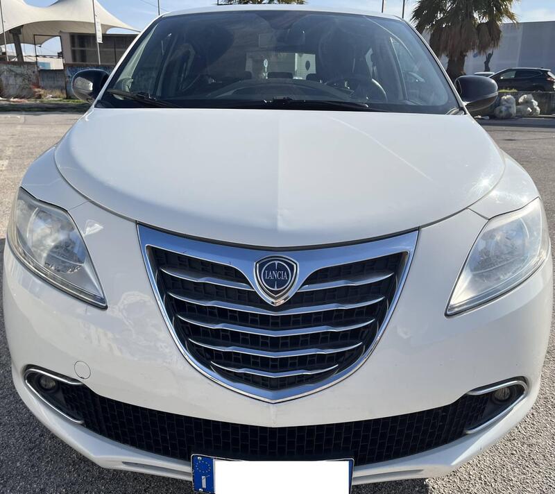 Lancia Ypsilon usata a Caserta (5)