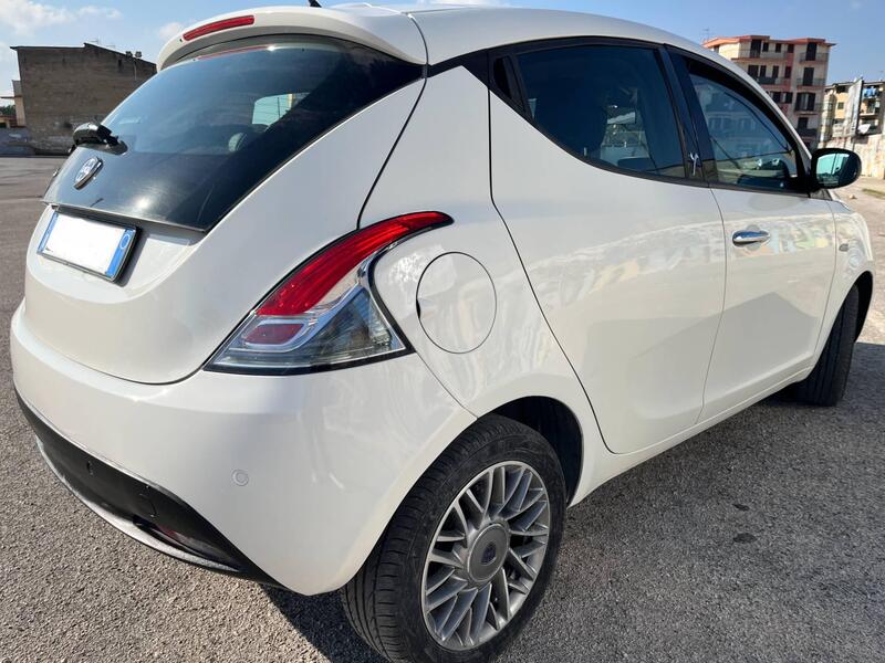 Lancia Ypsilon usata a Caserta (3)