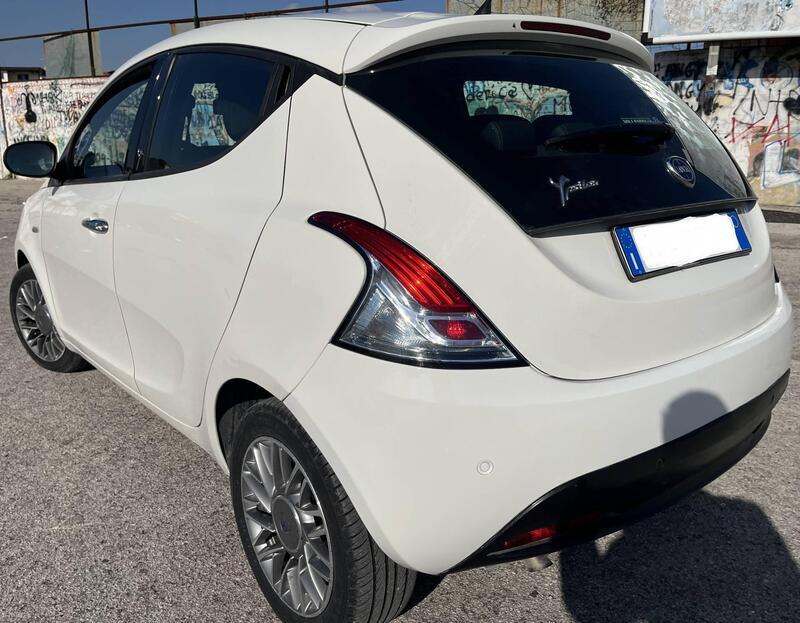 Lancia Ypsilon usata a Caserta (7)