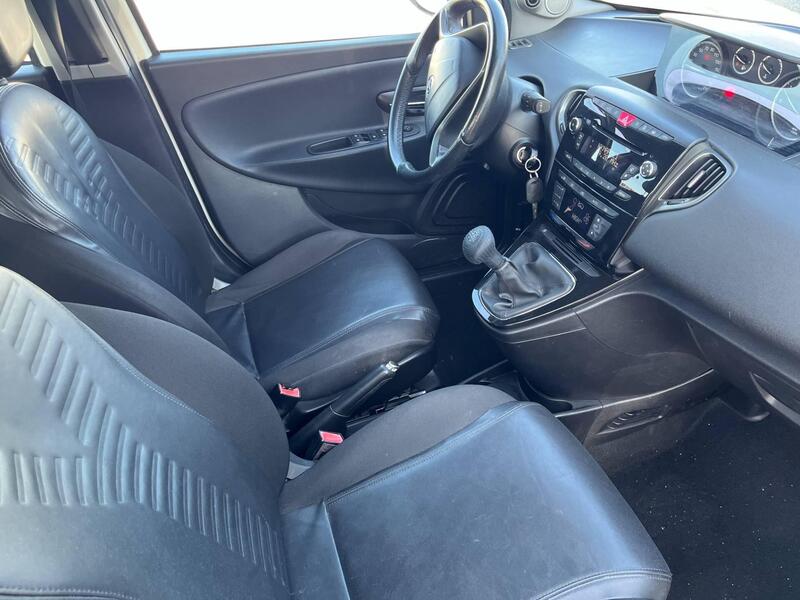 Lancia Ypsilon usata a Caserta (2)
