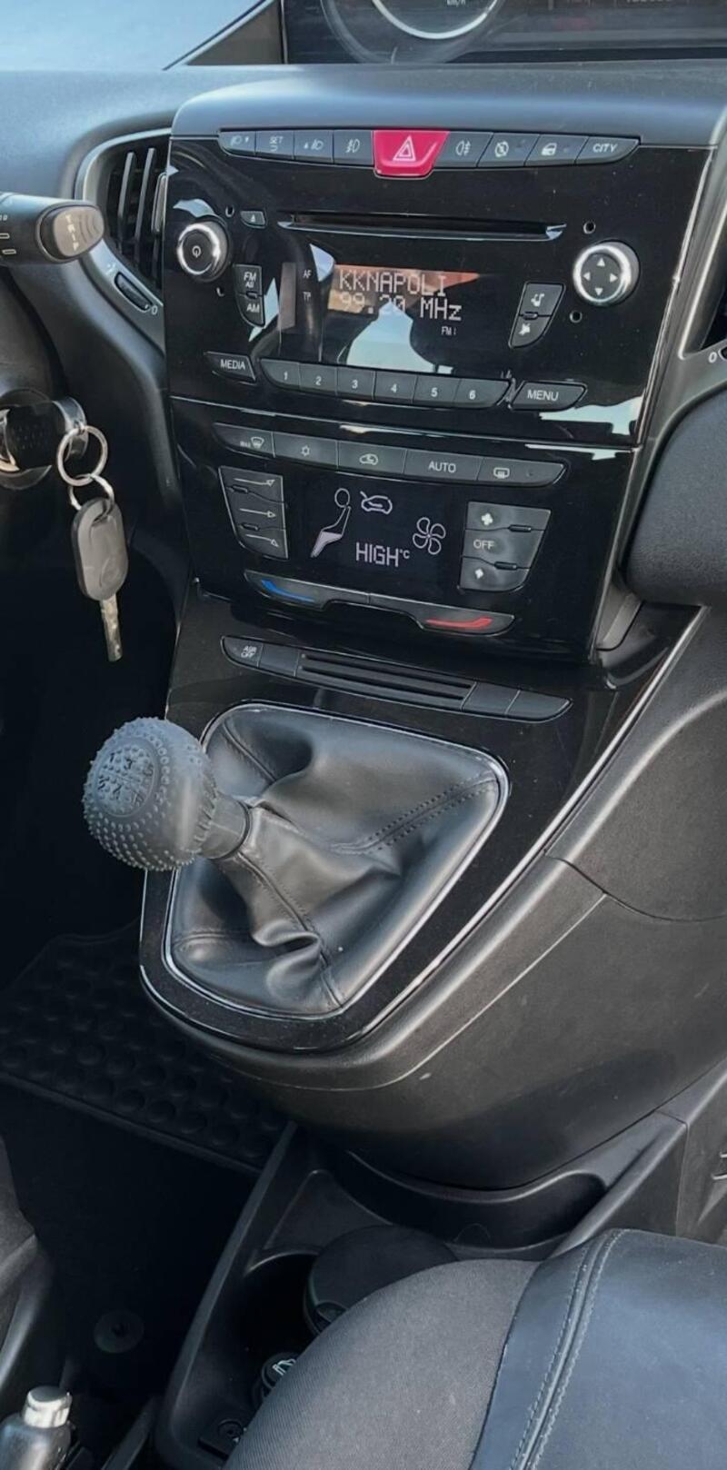 Lancia Ypsilon usata a Caserta (15)