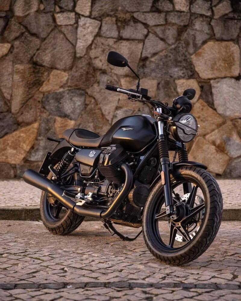 Moto Guzzi V7 Stone (2021 - 24)
